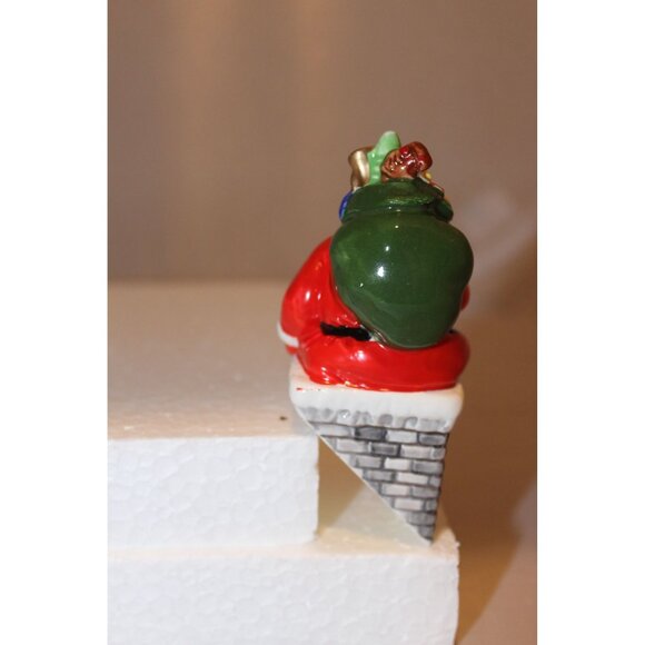 Dept 56 Snow Village - Down the Chimney He Goes - Picture 4 of 4